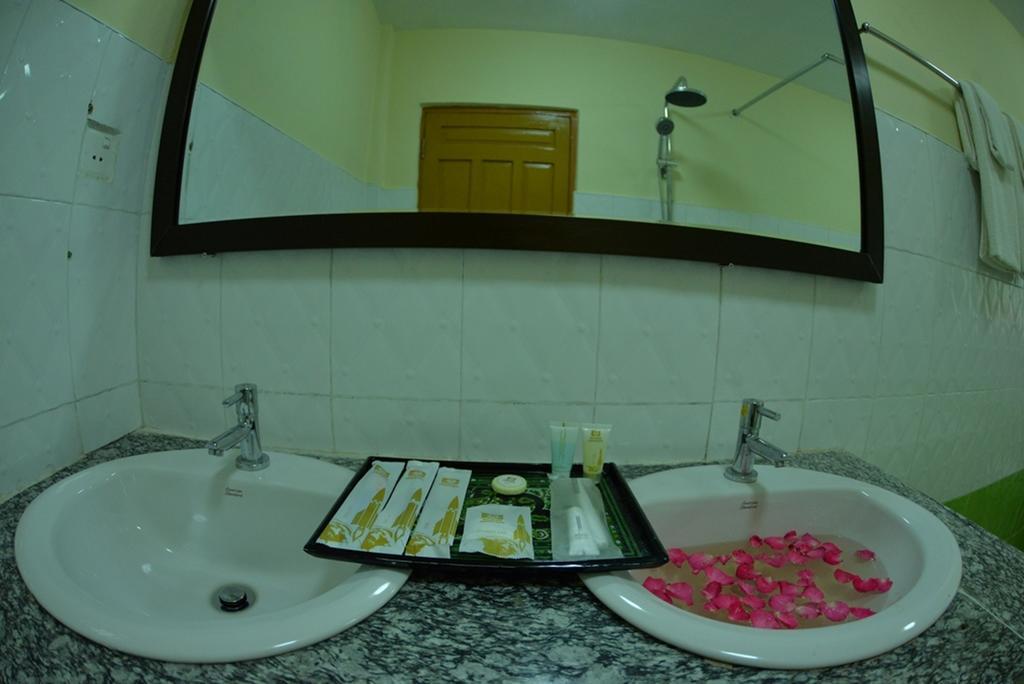 นิว โกลเด้น ฟอเวิร์ด โฮเต็ล Hotel ย่างกุ้ง ภายนอก รูปภาพ