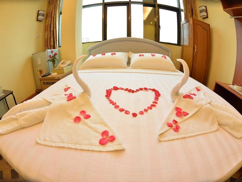 นิว โกลเด้น ฟอเวิร์ด โฮเต็ล Hotel ย่างกุ้ง ภายนอก รูปภาพ