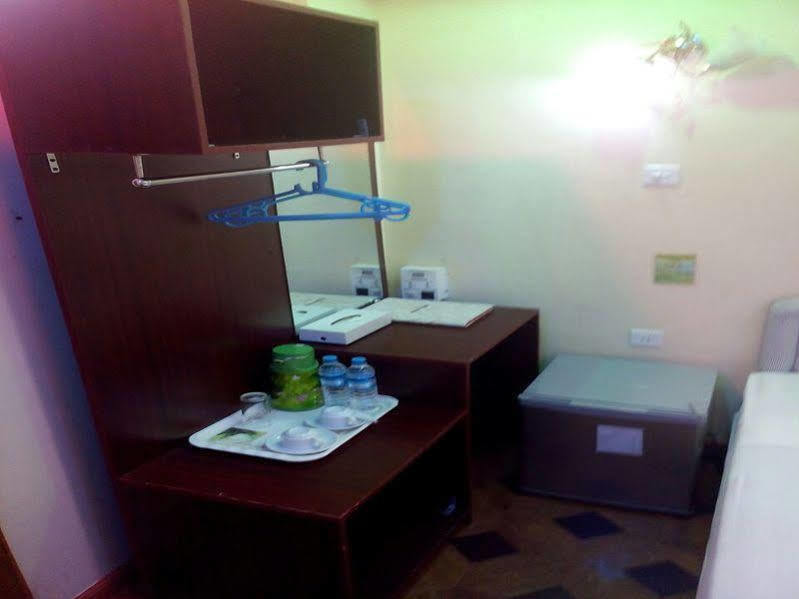 นิว โกลเด้น ฟอเวิร์ด โฮเต็ล Hotel ย่างกุ้ง ภายนอก รูปภาพ
