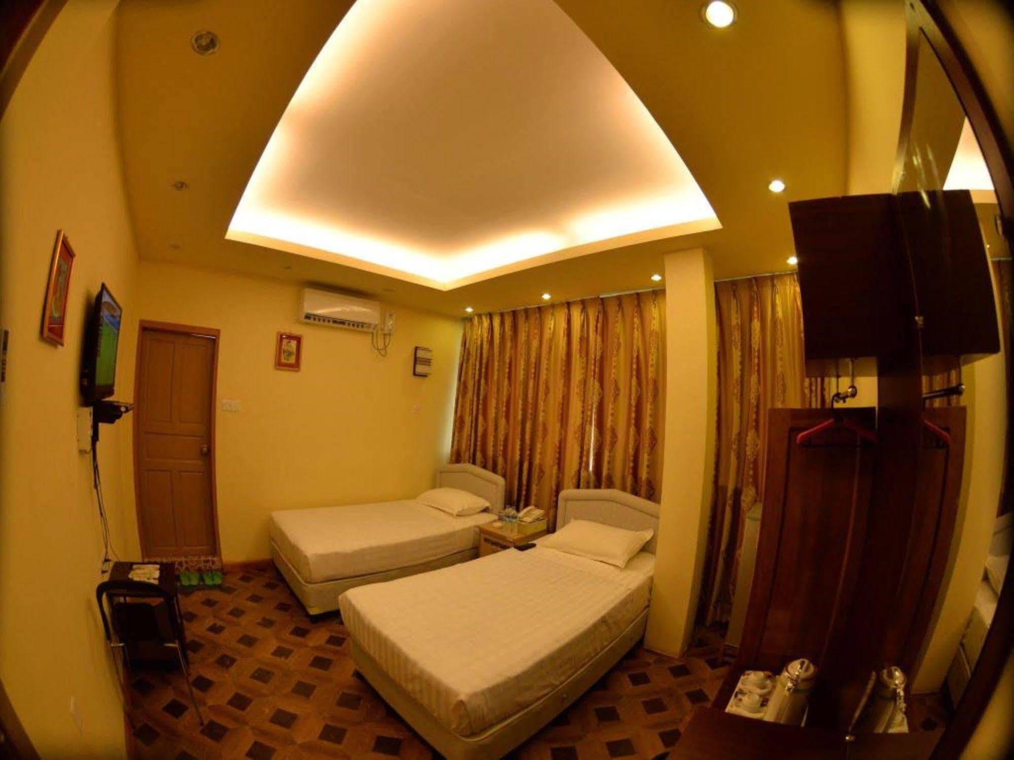 นิว โกลเด้น ฟอเวิร์ด โฮเต็ล Hotel ย่างกุ้ง ภายนอก รูปภาพ