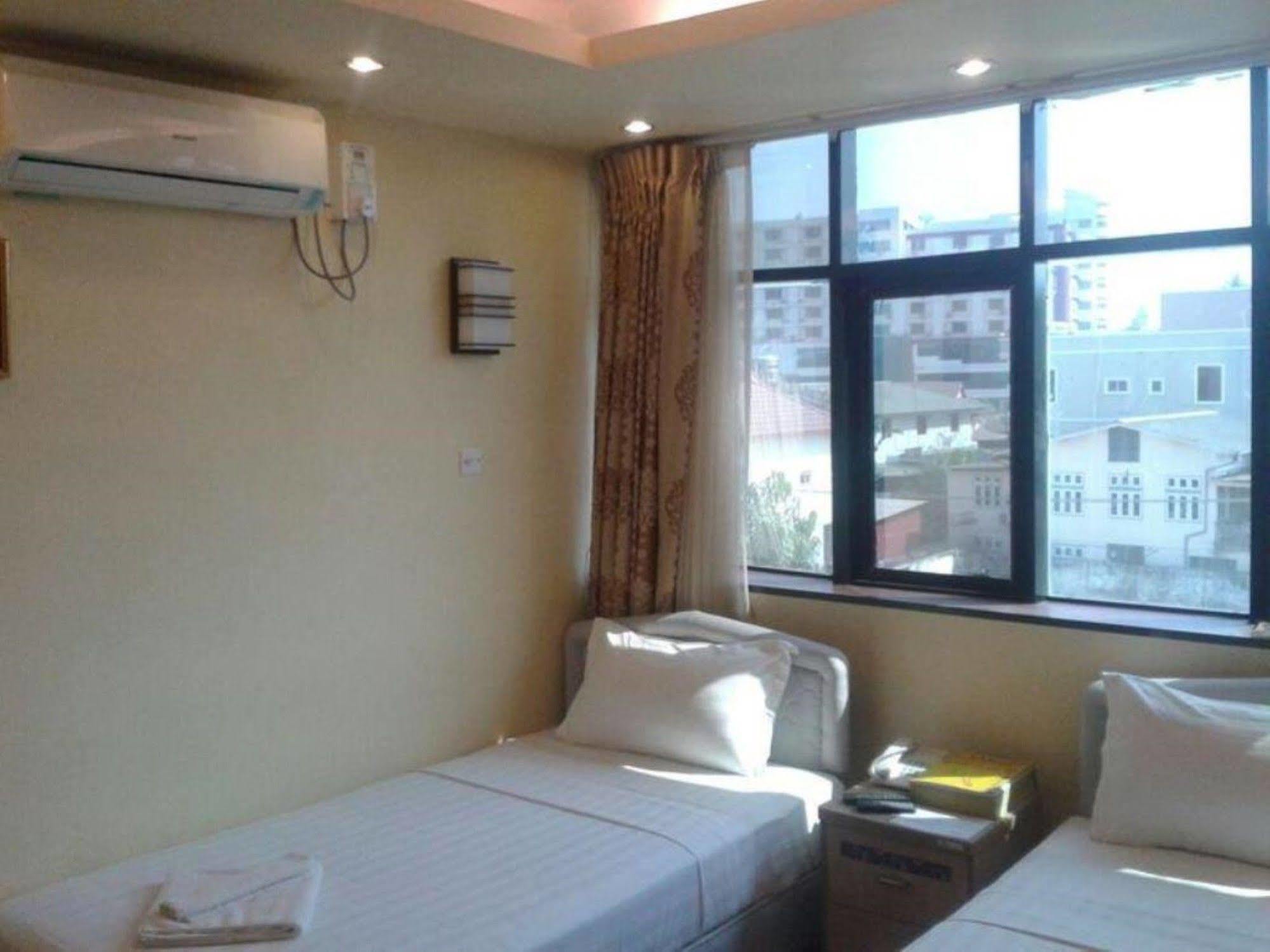นิว โกลเด้น ฟอเวิร์ด โฮเต็ล Hotel ย่างกุ้ง ภายนอก รูปภาพ