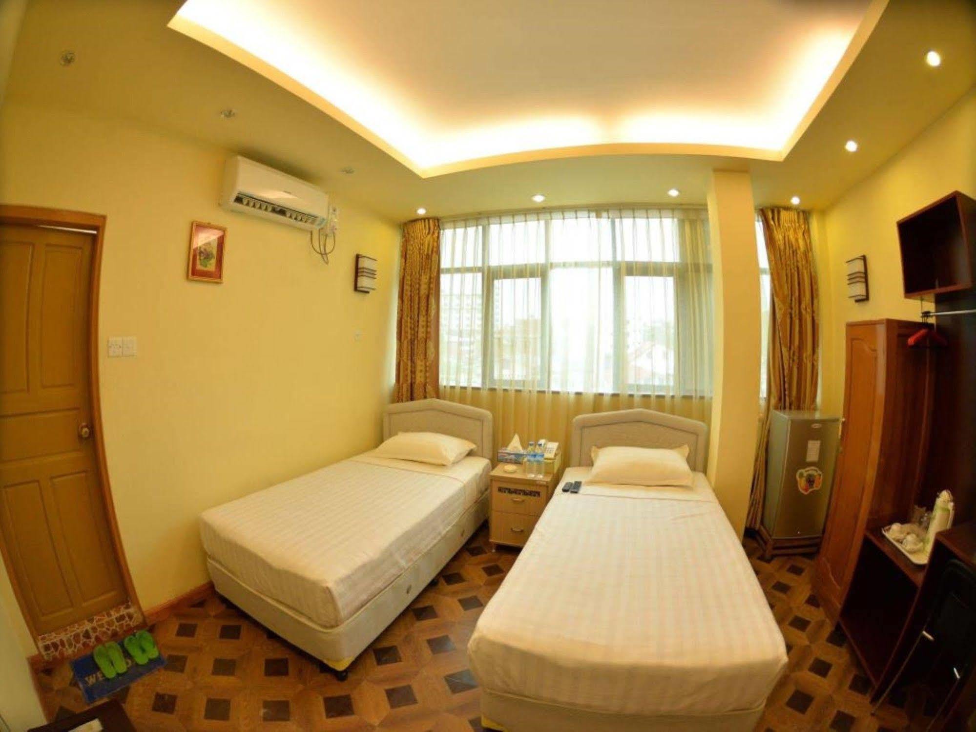 นิว โกลเด้น ฟอเวิร์ด โฮเต็ล Hotel ย่างกุ้ง ภายนอก รูปภาพ