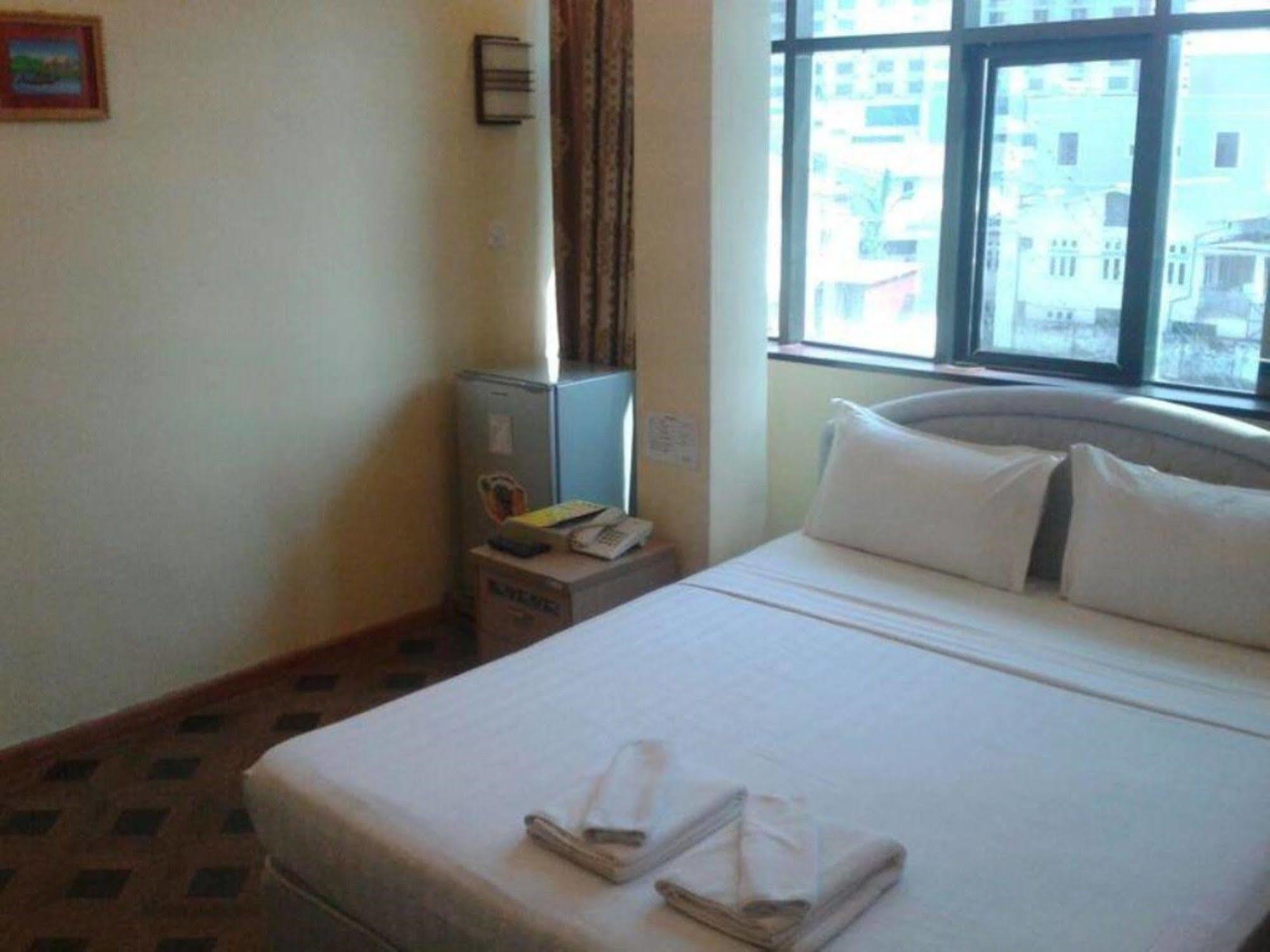 นิว โกลเด้น ฟอเวิร์ด โฮเต็ล Hotel ย่างกุ้ง ภายนอก รูปภาพ