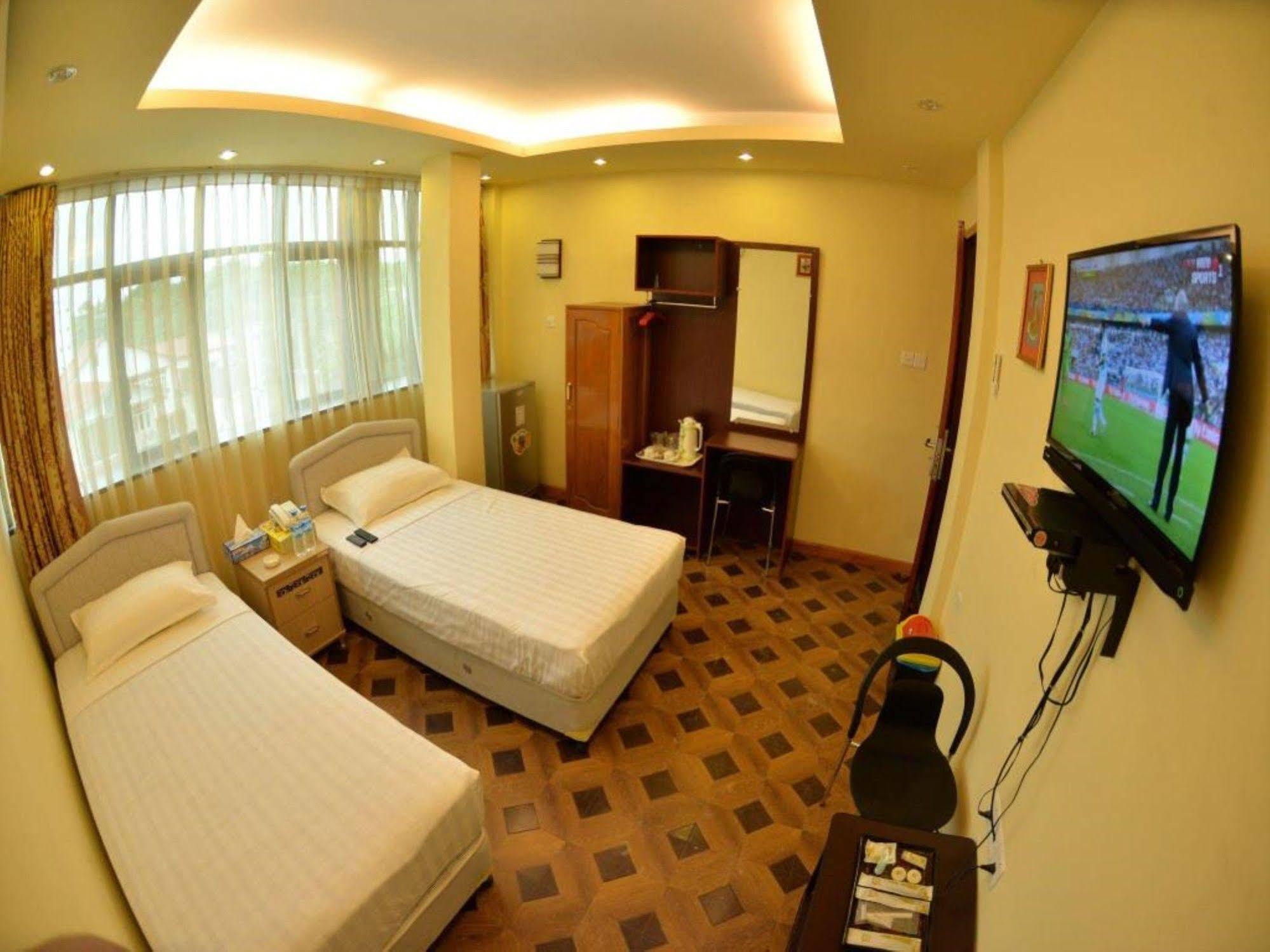 นิว โกลเด้น ฟอเวิร์ด โฮเต็ล Hotel ย่างกุ้ง ภายนอก รูปภาพ