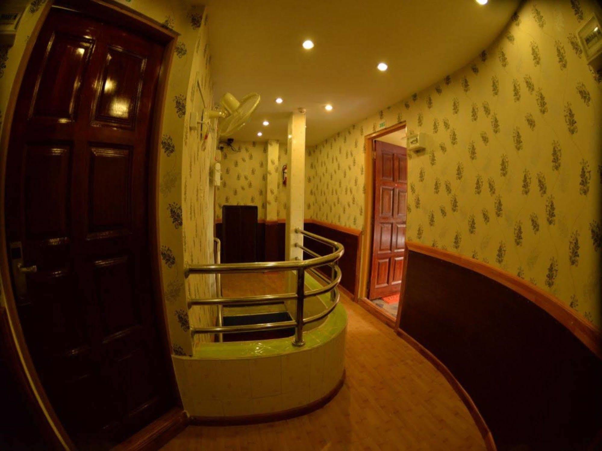 นิว โกลเด้น ฟอเวิร์ด โฮเต็ล Hotel ย่างกุ้ง ภายนอก รูปภาพ