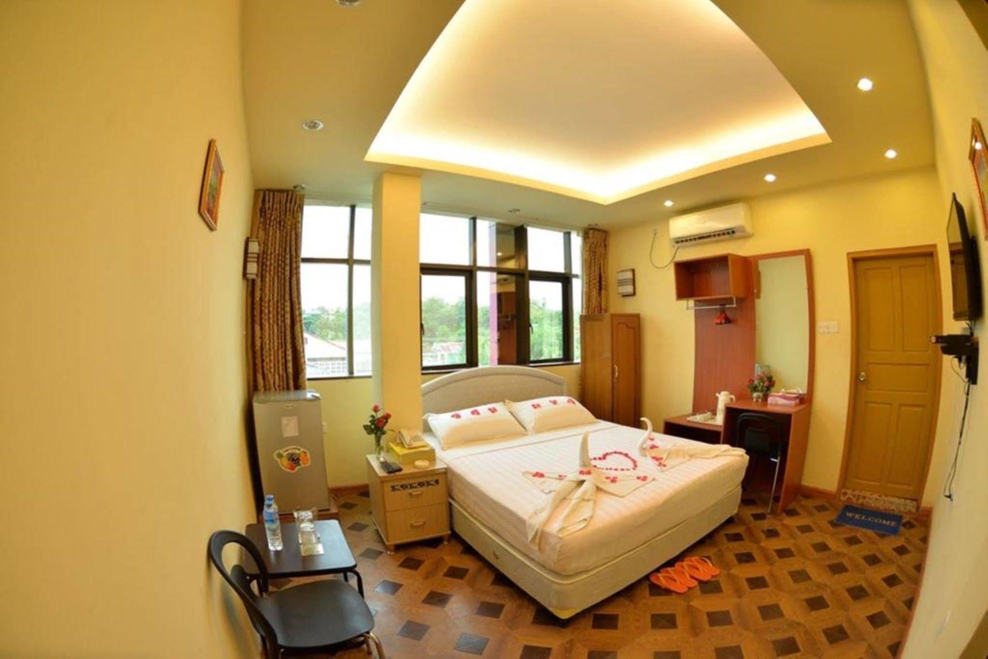นิว โกลเด้น ฟอเวิร์ด โฮเต็ล Hotel ย่างกุ้ง ภายนอก รูปภาพ